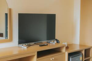 TV a/nebo společenská místnost v ubytování Nonthaburi Palace Hotel