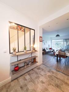 a living room with a table and a dining room at L'Océanic - APPARTEMENT VUE MER, 50m DE LA PLAGE, RÉSIDENCE, TERRAIN DE TENNIS, WIFI in Saint-Georges-de-Didonne