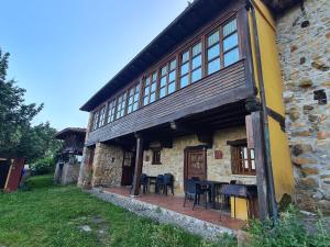 a building with a table and chairs in front of it at Casa Horno in Robledo
