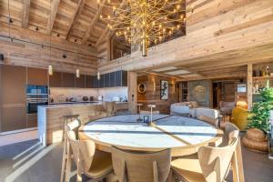 cocina y comedor con mesa grande y sillas en Fleur des Alpes 501, en Mussillon