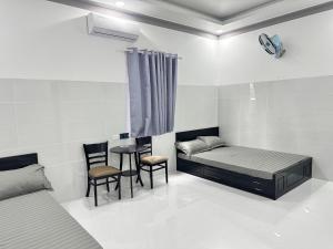 Postel nebo postele na pokoji v ubytování Nhà Nghỉ Khanh Trần