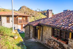an old stone house with a tile roof at Casa de Ligueria in Ligüeria