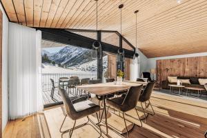 een eetkamer met een tafel en stoelen bij Panorama Chalets Pitz Alpin in Sankt Leonhard im Pitztal