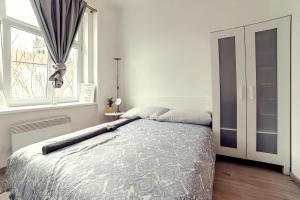 Postel nebo postele na pokoji v ubytování Stylish Apartment in Heart of Žižkov Near Iconic Sites