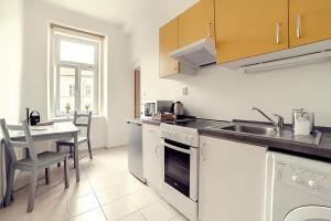 Kuchyň nebo kuchyňský kout v ubytování Stylish Apartment in Heart of Žižkov Near Iconic Sites