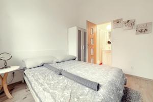 Postel nebo postele na pokoji v ubytování Stylish Apartment in Heart of Žižkov Near Iconic Sites