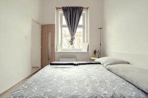 Postel nebo postele na pokoji v ubytování Stylish Apartment in Heart of Žižkov Near Iconic Sites