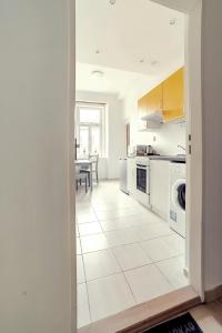 Kuchyň nebo kuchyňský kout v ubytování Stylish Apartment in Heart of Žižkov Near Iconic Sites