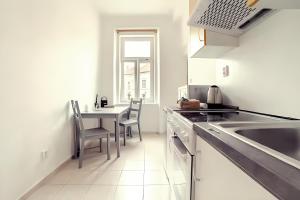 Kuchyň nebo kuchyňský kout v ubytování Stylish Apartment in Heart of Žižkov Near Iconic Sites