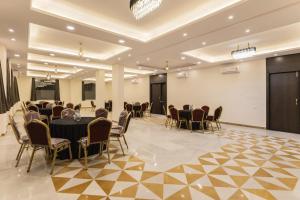 un salón de banquetes con mesa y sillas en una habitación en The Rosewalk Heritage Udaipur, en Udaipur 52 fotos más