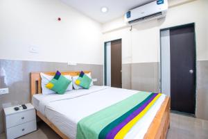 Postel nebo postele na pokoji v ubytování Treebo Empire Executive Premium, Hinjewadi + 37 fotografií