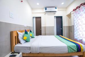 Postel nebo postele na pokoji v ubytování Treebo Empire Executive Premium, Hinjewadi