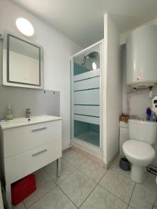 ein Badezimmer mit Toilette, Waschbecken und Dusche in der Unterkunft comfort and breathtaking view in Frontignan