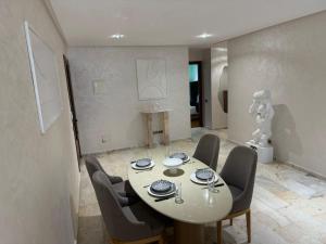 a dining room with a table and chairs at RÉSIDENCE LE BIjOU DE L'AGDAL in Rabat