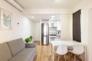 Kuchyňa alebo kuchynka v ubytovaní WOW Apartments by Olala Homes
