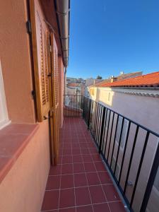 a balcony of a building with a tile floor at Le chateau de ma mère- climatisé -duplex- 4 personnes in Aubagne