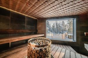 a room with a large window and a basket of rocks at Kaira Chalet Ylläs by Aavalevi in Ylläsjärvi
