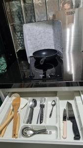 Kuchyň nebo kuchyňský kout v ubytování 1Br HiSpeed Net Near BTS Ekamai