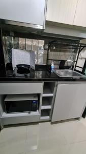 Kuchyň nebo kuchyňský kout v ubytování 1Br HiSpeed Net Near BTS Ekamai