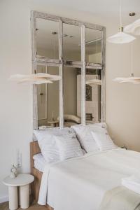 Кровать или кровати в номере Apartamenty Łazienne Kreacje