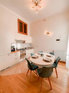 Una mesa de comedor y sillas en una cocina. en Ponte Pietra Lovely Home in Verona, en Verona
