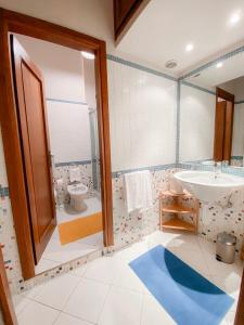 Un baño con lavabo, ducha e inodoro. en Ponte Pietra Lovely Home in Verona, en Verona