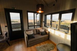 Posezení v ubytování Cozy cabin near golden circle with panoramic views