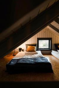 Postel nebo postele na pokoji v ubytování Cozy cabin near golden circle with panoramic views + 37 fotografií