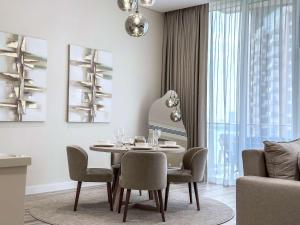 Un lugar para sentarse en Luxury 1BR Suite with Direct Burj Al Arab View 37 fotos más