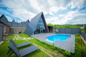 ein Haus mit Swimmingpool und einem Gebäude in der Unterkunft Doğada View in Sakarya
