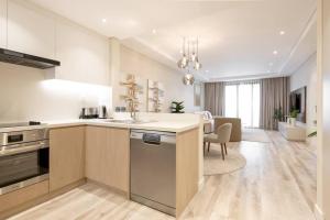 迪拜Upgraded Gorgeous 1BR at 5 Star Resort的厨房配有水槽和台面