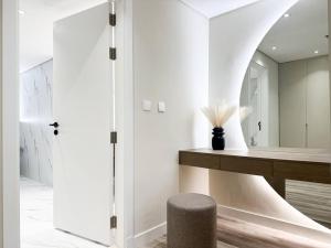 Koupelna v ubytování Upgraded Gorgeous 1BR at 5 Star Resort