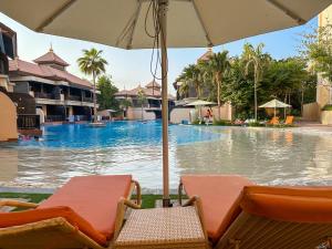 Bazén v ubytování Upgraded Gorgeous 1BR at 5 Star Resort nebo v jeho okolí