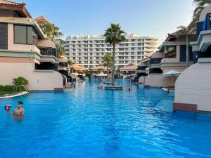 Bazén v ubytování Upgraded Gorgeous 1BR at 5 Star Resort nebo v jeho okolí