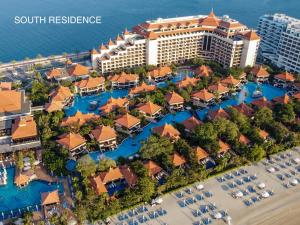 迪拜Upgraded Gorgeous 1BR at 5 Star Resort的享有度假村的空中景致