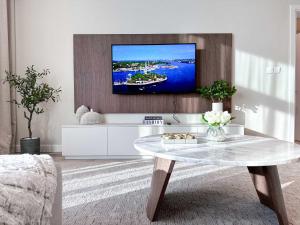 TV/Unterhaltungsangebot in der Unterkunft Sunset view apartment in Oceana