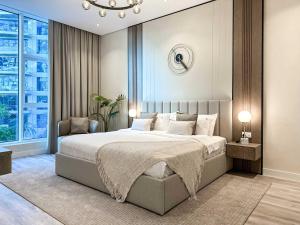 ein Schlafzimmer mit großem Bett und großem Fenster in der Unterkunft Sunset view apartment in Oceana in Dubai
