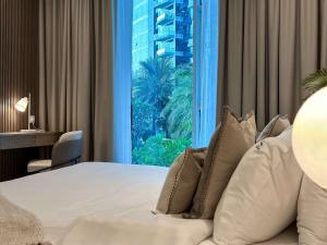 ein Hotelzimmer mit einem Bett und einem großen Fenster in der Unterkunft Sunset view apartment in Oceana in Dubai + 37 Fotos