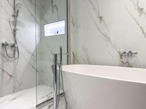 Ein Badezimmer in der Unterkunft Sunset view apartment in Oceana