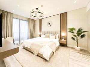 une chambre avec un grand lit et un lustre dans l'établissement Relaxing 1 bedroom apartment at 5 Star Resort, à Dubaï 39 autres photos