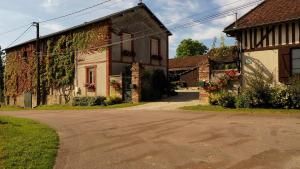 an old building with ivy growing on the side of it at La Ferme du Croît - Proche Lacs & Observatoires in Villehardouin