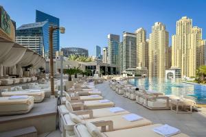 Bazén v ubytování Scenic view studio/Dubai Marina nebo v jeho okolí
