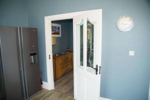 Una cocina o zona de cocina en The Dingle Pass Escape