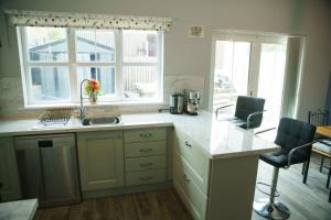 Una cocina o zona de cocina en The Dingle Pass Escape