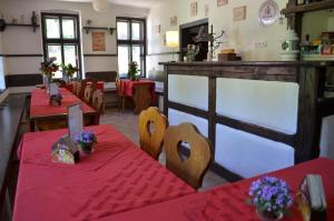 Lučany nad Nisou的住宿－Chata Barbora，餐厅设有红色桌椅和红色桌布