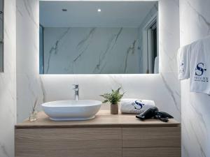 迪拜Breathtaking view studio – Address Dubai Marina的带水槽和大镜子的浴室
