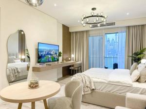 迪拜Breathtaking view studio – Address Dubai Marina的一间卧室配有一张床、一台电视和一张桌子 更多37张照片