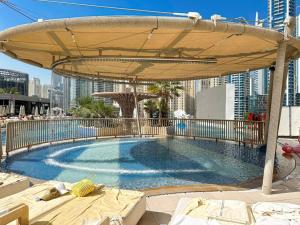 Breathtaking view studio – Address Dubai Marina内部或周边的泳池