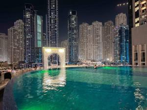 Breathtaking view studio – Address Dubai Marina内部或周边的泳池