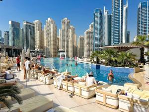 Breathtaking view studio – Address Dubai Marina内部或周边的泳池